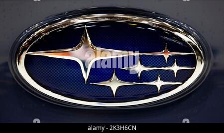 Sofia, Bulgarien - 3. Juni 2022: Nahaufnahme des Subaru-Logos auf einem Auto auf dem Sofia Motor Show. Stockfoto