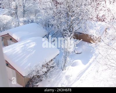 Kleine Hütten mit Schnee bedeckt. Es war Februar in Umea Schweden. Stockfoto