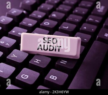 Text mit Anzeige Seo Audit wird geschrieben. Wort zum Validieren und Verifizieren des Prozesses der Suchmaschinenoptimierung Stockfoto