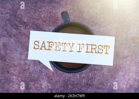 Textunterschrift mit der Darstellung von Sicherheit zuerst. Geschäftsidee Vermeiden Sie unnötige Risiken sicher leben Seien Sie vorsichtig Achten Sie auf Stockfoto