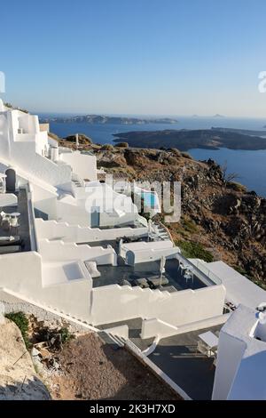 Imergovigli, Santorini, Griechenland - 29. Juni 2021: Weiß getünchte Häuser mit Terrassen und Pools und einer schönen Aussicht in Imerovigli auf der Insel Santorini, GRE Stockfoto