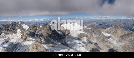 Luftaufnahme, von einem Segelflugzeug, von abgenutzter Eisdecke auf Bernina-Südgletschern durch globale Erwärmung, aufgenommen von Süden in hellem Sommerlicht, Alpen, Italien Stockfoto