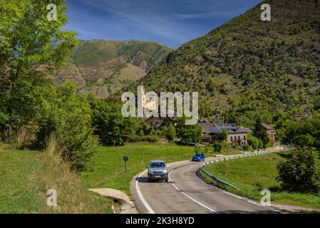 Dorf Lladrós im Cardós-Tal, mit einer grünen und frühlingshaften Umgebung am Ende des Sommers (Pallars Sobirà Lleida Katalonien Spanien Pyrenäen) Stockfoto