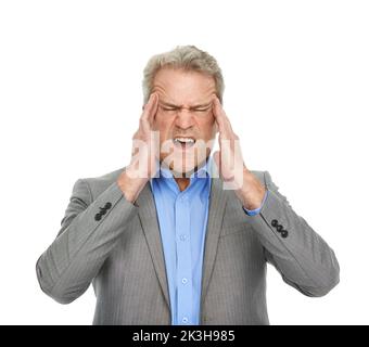 Stresskopfschmerz. Studioaufnahme eines reifen Geschäftsmanns, der vor Schmerzen sucht. Stockfoto