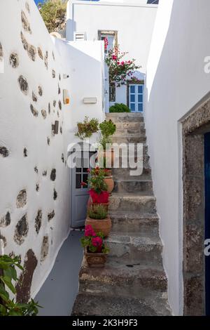 Keramik-Blumentöpfe auf steilen Steintreppen in Imergovigli, Santorini, Griechenland Stockfoto