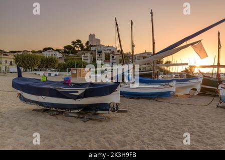 Sonnenaufgang in Sant Pol de Mar mit Booten am Strand (Maresme, Barcelona, Katalonien, Spanien) ESP: Amanecer en Sant Pol de Mar con barcas en la playa Stockfoto