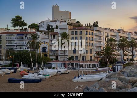 Sonnenaufgang in Sant Pol de Mar mit Booten am Strand (Maresme, Barcelona, Katalonien, Spanien) ESP: Amanecer en Sant Pol de Mar con barcas en la playa Stockfoto