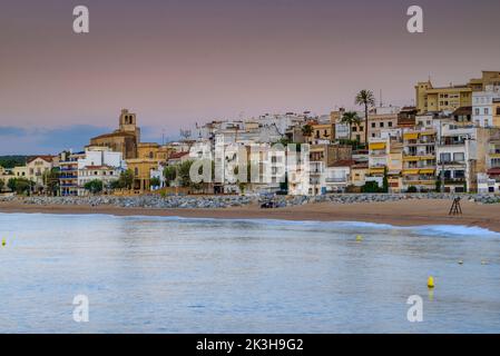 Sonnenaufgang in Sant Pol de Mar mit Booten am Strand (Maresme, Barcelona, Katalonien, Spanien) ESP: Amanecer en Sant Pol de Mar con barcas en la playa Stockfoto