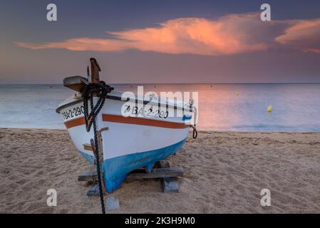 Sonnenaufgang in Sant Pol de Mar mit Booten am Strand (Maresme, Barcelona, Katalonien, Spanien) ESP: Amanecer en Sant Pol de Mar con barcas en la playa Stockfoto