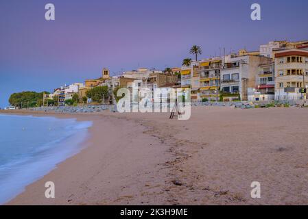 Sonnenaufgang in Sant Pol de Mar mit Booten am Strand (Maresme, Barcelona, Katalonien, Spanien) ESP: Amanecer en Sant Pol de Mar con barcas en la playa Stockfoto