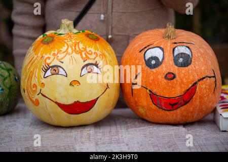 Ein kreativer Halloween Kürbis mit einem netten und niedlichen Muster. Böser Kürbis. Stockfoto
