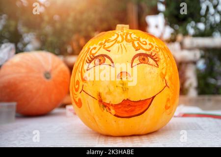 Kreativer halloween Kürbis mit freundlichem und niedlichem Make-up Stockfoto