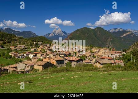 Die Stadt Sant Julià de Cerdanyola mit dem Berg Pedraforca im Hintergrund (Berguedà, Katalonien, Spanien, Pyrenäen) Stockfoto