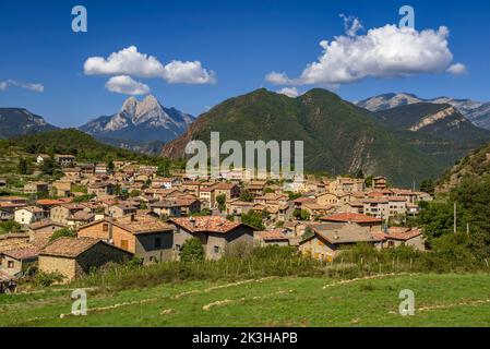 Die Stadt Sant Julià de Cerdanyola mit dem Berg Pedraforca im Hintergrund (Berguedà, Katalonien, Spanien, Pyrenäen) Stockfoto