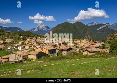 Die Stadt Sant Julià de Cerdanyola mit dem Berg Pedraforca im Hintergrund (Berguedà, Katalonien, Spanien, Pyrenäen) Stockfoto