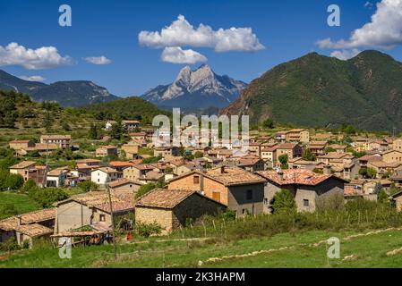 Die Stadt Sant Julià de Cerdanyola mit dem Berg Pedraforca im Hintergrund (Berguedà, Katalonien, Spanien, Pyrenäen) Stockfoto