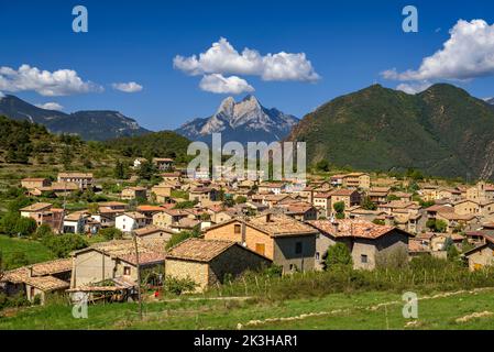 Die Stadt Sant Julià de Cerdanyola mit dem Berg Pedraforca im Hintergrund (Berguedà, Katalonien, Spanien, Pyrenäen) Stockfoto