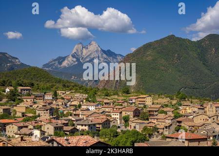 Die Stadt Sant Julià de Cerdanyola mit dem Berg Pedraforca im Hintergrund (Berguedà, Katalonien, Spanien, Pyrenäen) Stockfoto