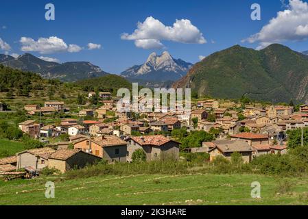 Die Stadt Sant Julià de Cerdanyola mit dem Berg Pedraforca im Hintergrund (Berguedà, Katalonien, Spanien, Pyrenäen) Stockfoto