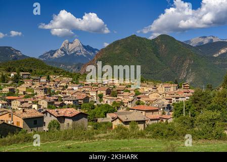 Die Stadt Sant Julià de Cerdanyola mit dem Berg Pedraforca im Hintergrund (Berguedà, Katalonien, Spanien, Pyrenäen) Stockfoto