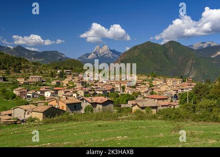 Die Stadt Sant Julià de Cerdanyola mit dem Berg Pedraforca im Hintergrund (Berguedà, Katalonien, Spanien, Pyrenäen) Stockfoto