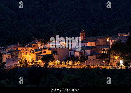 Dorf La Febró, zur blauen Stunde - Nacht, in den Prades Bergen (Baix Camp, Tarragona, Katalonien, Spanien) ESP: Pueblo de la Febró, en la hora azul Stockfoto