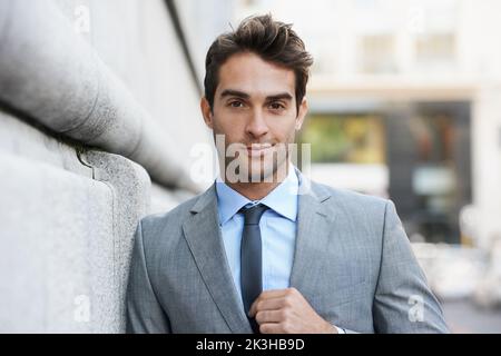 Arbeiten in der Stadt. Ein hübscher junger Geschäftsmann, der die Kamera anschaut. Stockfoto