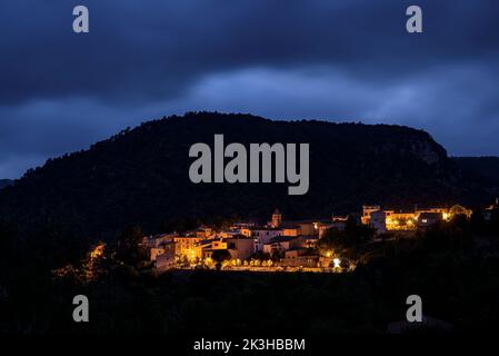 Dorf La Febró, zur blauen Stunde - Nacht, in den Prades Bergen (Baix Camp, Tarragona, Katalonien, Spanien) ESP: Pueblo de la Febró, en la hora azul Stockfoto