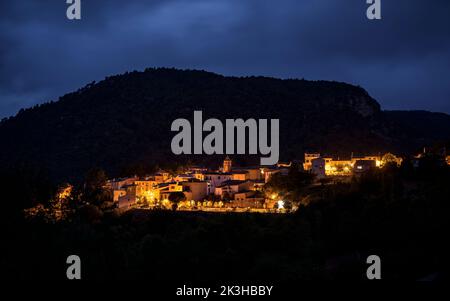 Dorf La Febró, zur blauen Stunde - Nacht, in den Prades Bergen (Baix Camp, Tarragona, Katalonien, Spanien) ESP: Pueblo de la Febró, en la hora azul Stockfoto