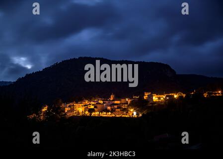 Dorf La Febró, zur blauen Stunde - Nacht, in den Prades Bergen (Baix Camp, Tarragona, Katalonien, Spanien) ESP: Pueblo de la Febró, en la hora azul Stockfoto