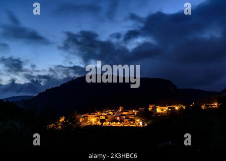 Dorf La Febró, zur blauen Stunde - Nacht, in den Prades Bergen (Baix Camp, Tarragona, Katalonien, Spanien) ESP: Pueblo de la Febró, en la hora azul Stockfoto