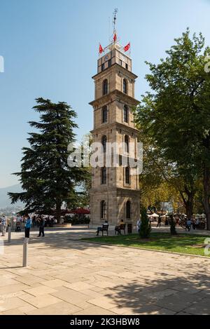 Bursa, Türkei September 17 2022: Der historische Uhrenturm im Tophane Park, einem der Wahrzeichen der Stadt Stockfoto