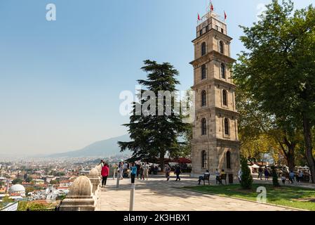 Bursa, Türkei September 17 2022: Der historische Uhrenturm im Tophane Park, einem der Wahrzeichen der Stadt Stockfoto