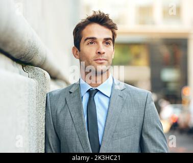 HES hat alles, was es braucht, um in der Geschäftswelt erfolgreich zu sein. Ein gut gekleideter junger Geschäftsmann in der Stadt. Stockfoto