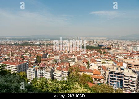 Bursa ,Türkei September 17 2022 : Panorama der Stadt Bursa aus dem Tophane , Stockfoto