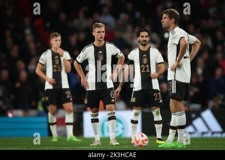 26. September 2022, Großbritannien, London: Fußball: Nations League A, England - Deutschland, Gruppenphase, Gruppe 3, Spieltag 6 im Wembley Stadium. Der deutsche Nico Schlotterbeck (l-r), Joshua Kimmich, Ilkay Gündogan und Thomas Müller sind auf dem Platz und warten nach Englands 3:2 Uhr auf den Anstoß. Foto: Christian Charisius/dpa - WICHTIGER HINWEIS: Gemäß den Anforderungen der DFL Deutsche Fußball Liga und des DFB Deutscher Fußball-Bund ist es untersagt, im Stadion und/oder des Spiels aufgenommene Fotos in Form von Sequenzbildern und/oder videoähnlichen Fotoserien zu verwenden oder zu verwenden. Stockfoto