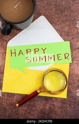 Schild mit Happy Summer, Konzeptfoto Strände Sonnenschein Entspannung warme sonnige Jahreszeit Sonnenwende Stockfoto