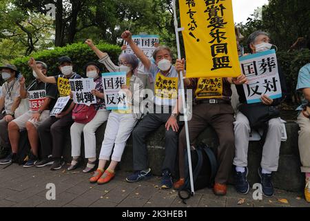 Tokio, Japan. 27. September 2022. Während der Demonstration machen Demonstranten Gesten, während sie Plakate halten. Demonstranten versammelten sich vor dem National Diet Building (Tokio), um ihre Unzufriedenheit über die Entscheidung der Regierung zum Ausdruck zu bringen, dem ehemaligen japanischen Premierminister Shinzo Abe ein Staatsbegräbnis zu überreichen. Sie kritisieren die hohen Kosten und den späten Zeitpunkt der Beerdigung. Kredit: SOPA Images Limited/Alamy Live Nachrichten Stockfoto