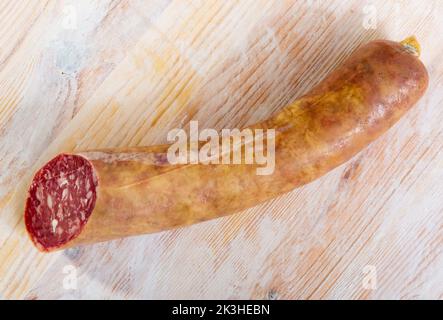 Hausgemachter getrockneter und geräucherter Salchichon Stockfoto