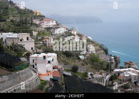 Typische Gebäude an der felsigen Amalfiküste, Italien Stockfoto