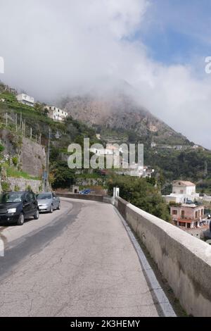 Typische Gebäude an der felsigen Amalfiküste, Italien Stockfoto