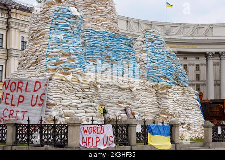 Bedeckte historische Denkmäler mit Sandsäcken aus Schrapnel auf dem Mikhailowskaja-Platz in Kiew. Kiew, Ukraine, 24. Juli 2022 Stockfoto