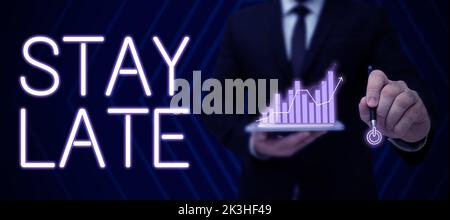 Textunterschrift mit „Bleiben Sie zu spät“. Konzeptionelles Foto Eine Routine, in der eine Person irgendwo außerhalb der Zeit hingeht Stockfoto