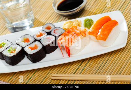 Futomaki, Hosomaki und Nigiris - japanische Brötchen aus der Nähe Stockfoto