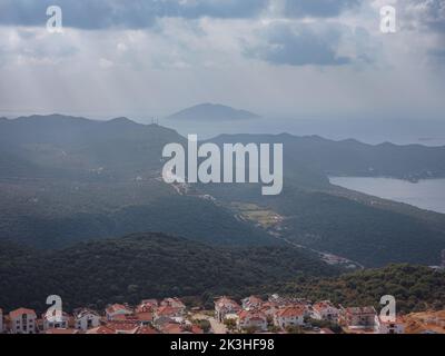 Hafen der Stadt Kas oder Kash in der Türkei und der griechischen Insel Kastelorizo. Bezaubernder Blick auf den Badeort. Romantischer Hafen mit Jachthafen und Moschee mit Minaretten Stockfoto