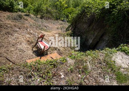 Ein alter Stuhl auf einem Hügel in der Nähe von Motovun, Istrien, Kroatien Stockfoto