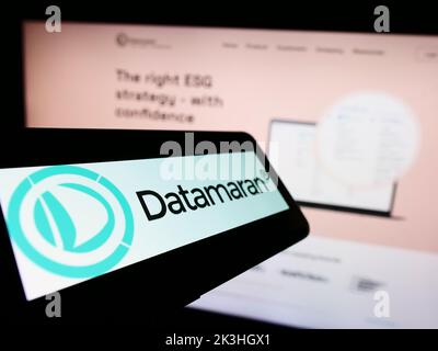 Mobiltelefon mit Logo des britischen Software-Unternehmens Datamaran Ltd. Auf dem Bildschirm vor der Business-Website. Konzentrieren Sie sich auf die linke Seite des Telefondisplays. Stockfoto