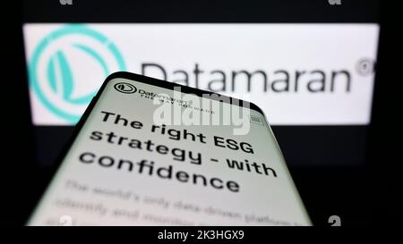 Smartphone mit Website des britischen Software-Unternehmens Datamaran Ltd. Auf dem Bildschirm vor dem Unternehmenslogo. Konzentrieren Sie sich auf die obere linke Seite des Telefondisplays. Stockfoto