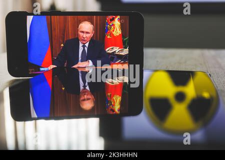 Fernsehnachricht des russischen Präsidenten Wladimir Putin. Krieg in der Ukraine. Bedrohung durch Atomwaffen Stockfoto