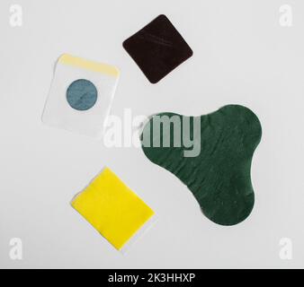 Set von medizinischen Pflaster auf weißem Hintergrund. Pflaster für Gewichtsverlust, Anti-Tabak und chronische Prostatitis. Behandlung mit medizinischen Pflaster, Therapie Stockfoto
